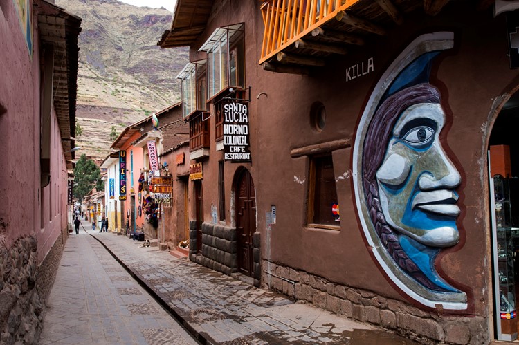 De nauwe straatjes van Ollantaytambo - Zuid Peru